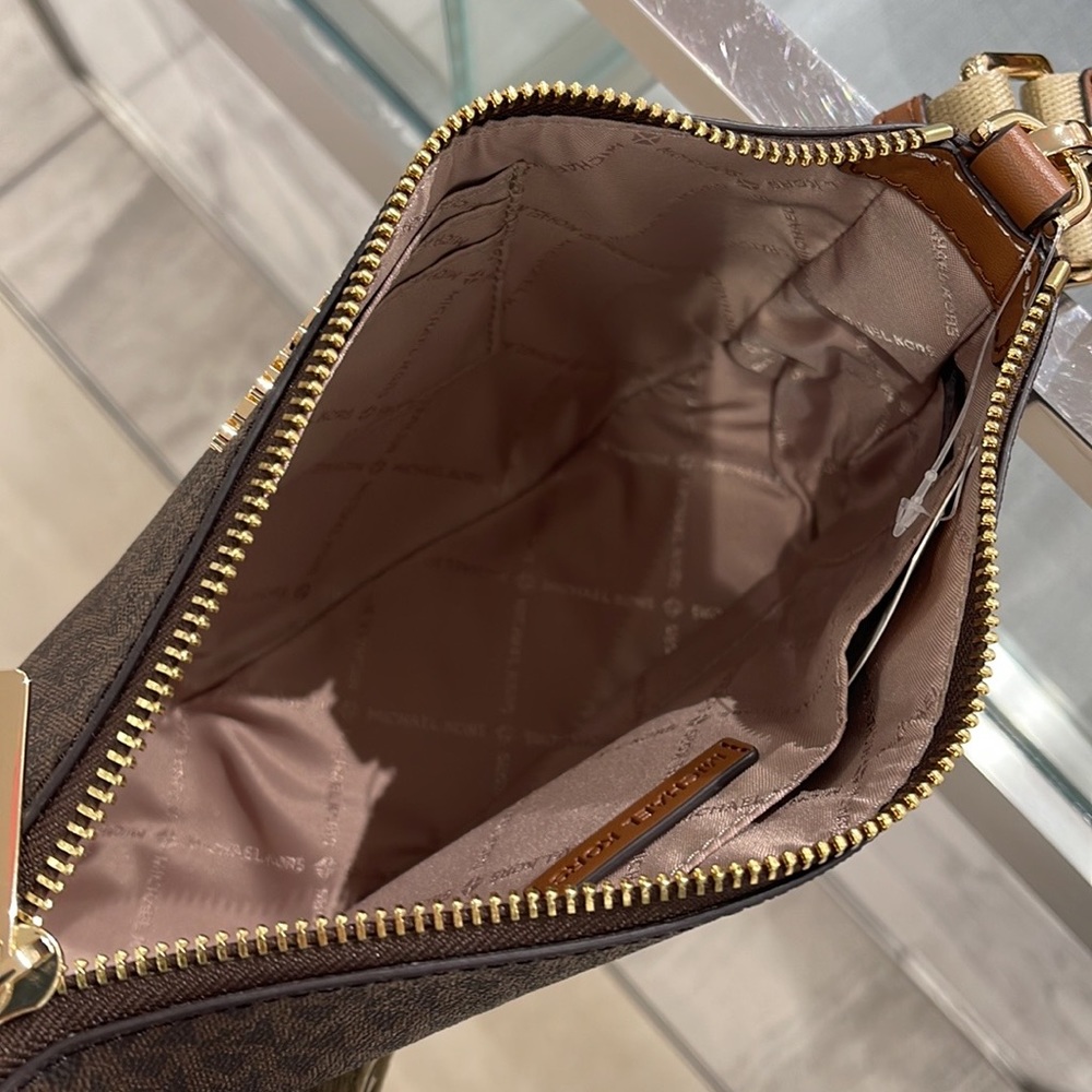 MICHAEL KORS
Jet Set Logo Crossbody Bag with Case for Apple Airpods Pro®
Brown - Picture 16 of 16